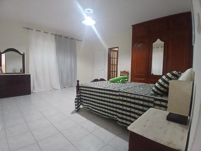 Letto di una delle camere della Romana Guest House a Ostia