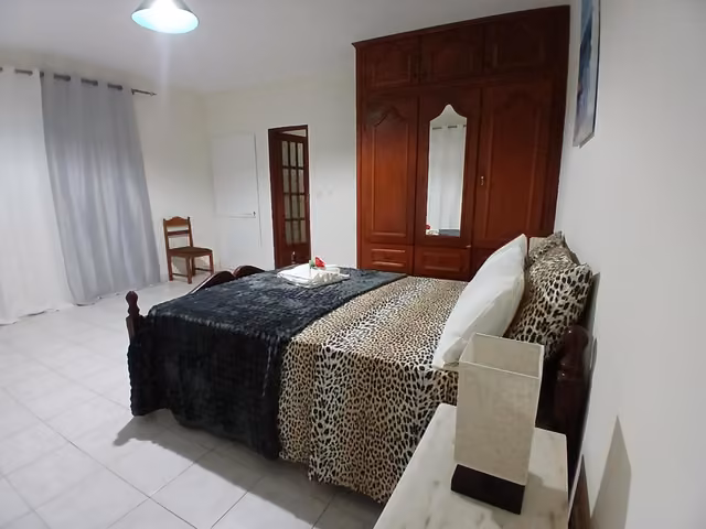 Camera della Romana Guest House a Ostia con letto con testiera in legno e sedia